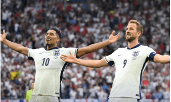 Englanti pakenee epätoivoisesta tilanteesta ja etenee puolivälieriin